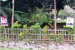 Baliho caleg dipasang di kuburan.